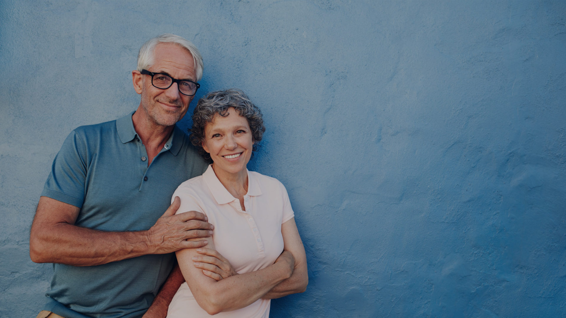 笑顔で並ぶYOUR STORYの主人公の夫婦