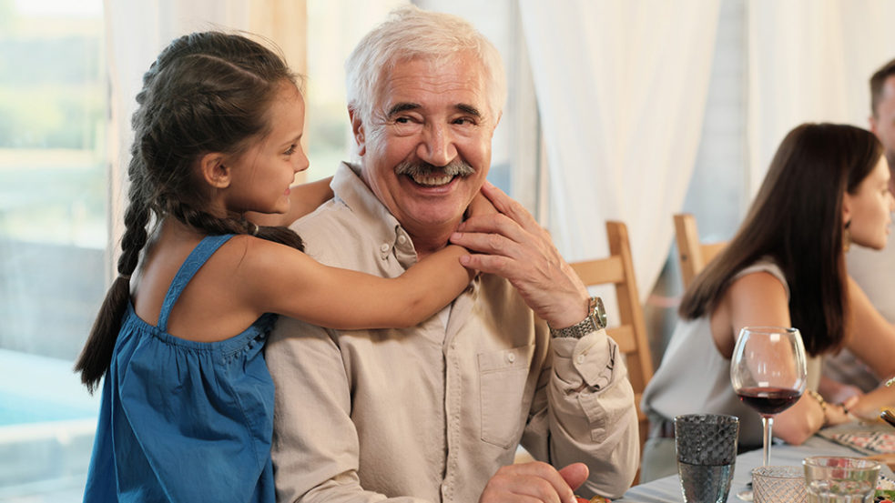 孫に抱きつかれて笑顔のおじさん