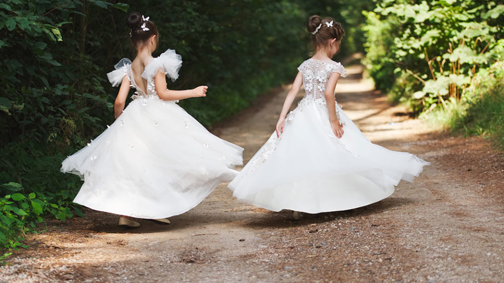 白いドレスを着た小さな女の子たち