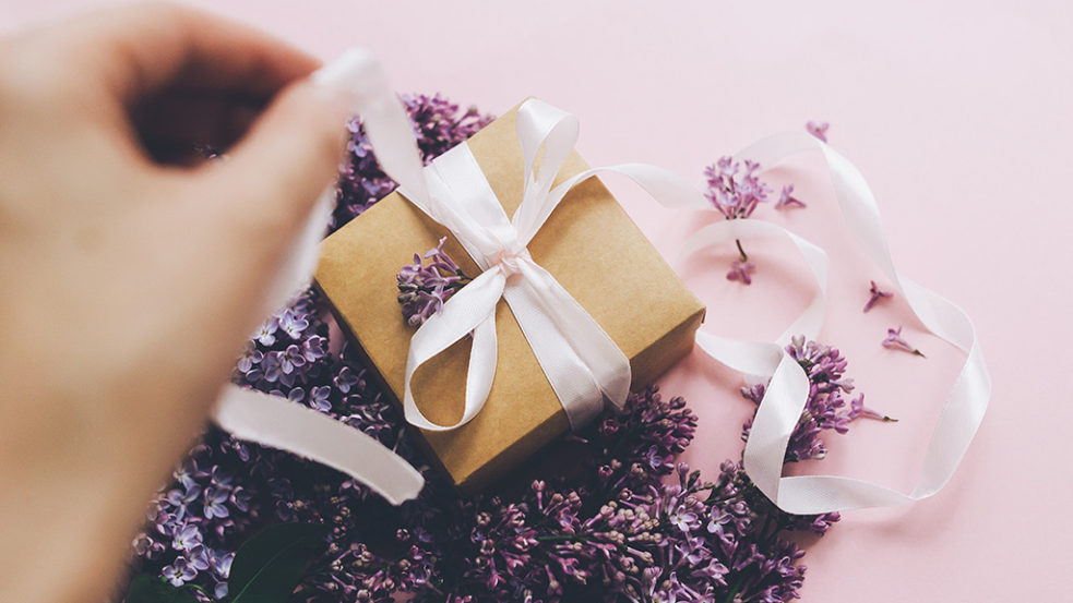 リボンでラッピングされた思い出のムービー