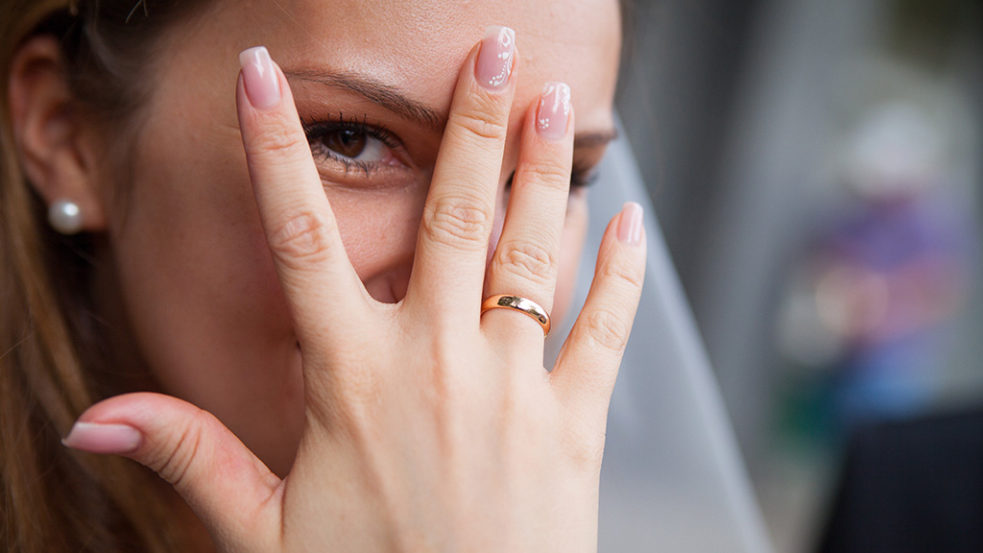 顔の前で手をひらく美しい女性